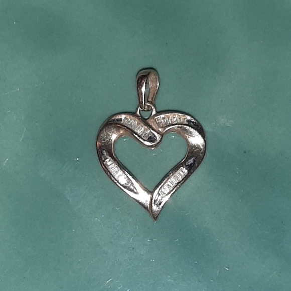 💞Beautiful! Solid 10 kt. Gold & Genuine Diamond Heart Pendant💞 - Picture 2 of 6